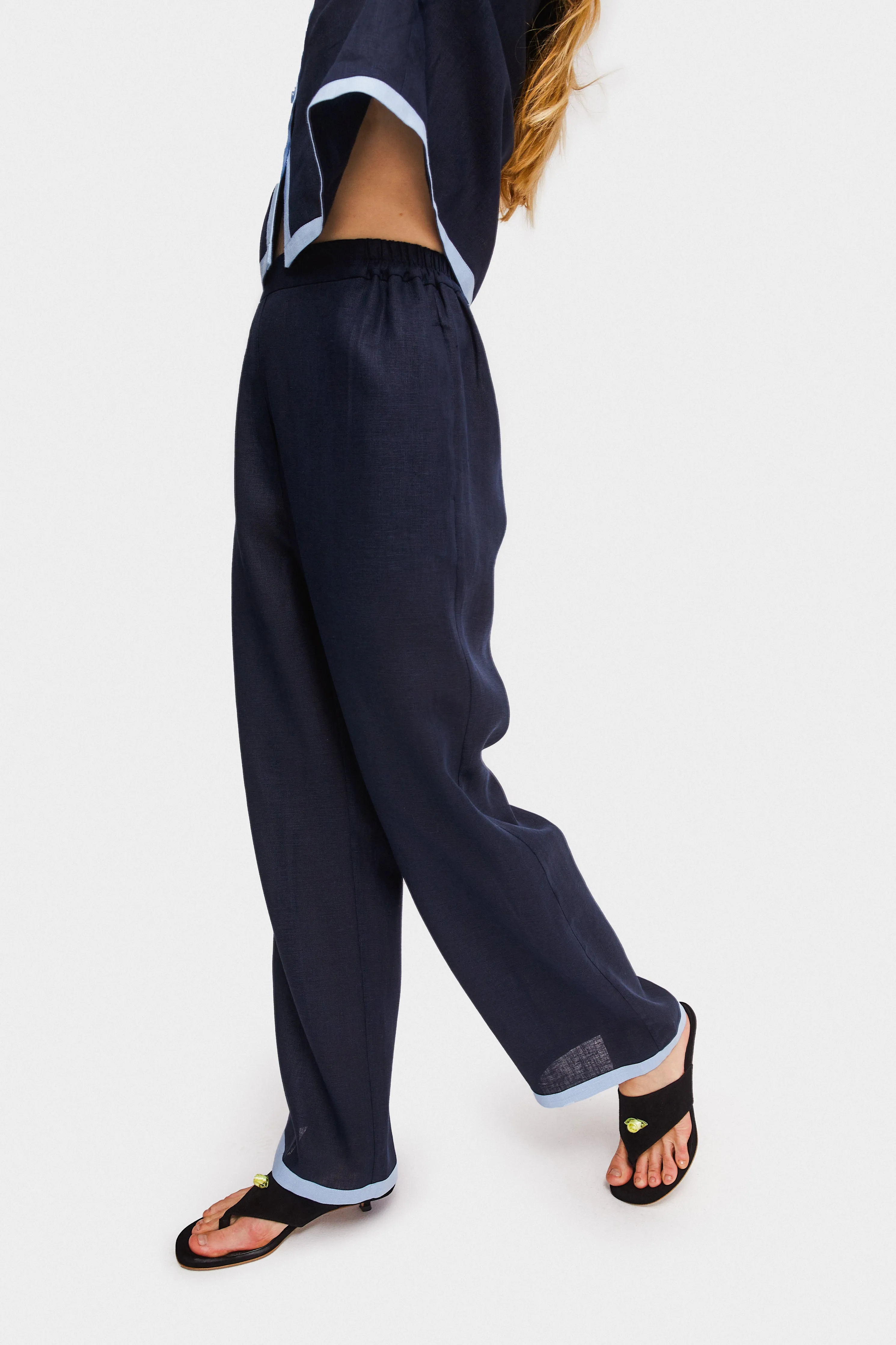 Garrick Embroidered Linen Shirt in Navy